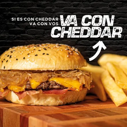Va con Cheddar con papas. Si es con cheddar, va con vos.